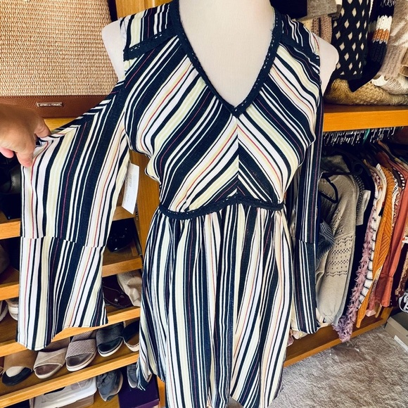 ⭐BOGO FREE⭐"NWT Boutique "LOVE" Brand Striped Cold-Shoulder Bell Sleeve Dress M - Picture 3 of 15